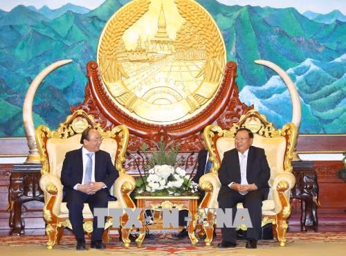 Thủ tướng Nguyễn Xuân Phúc hội kiến lãnh đạo Đảng, Nhà nước Lào ảnh 1