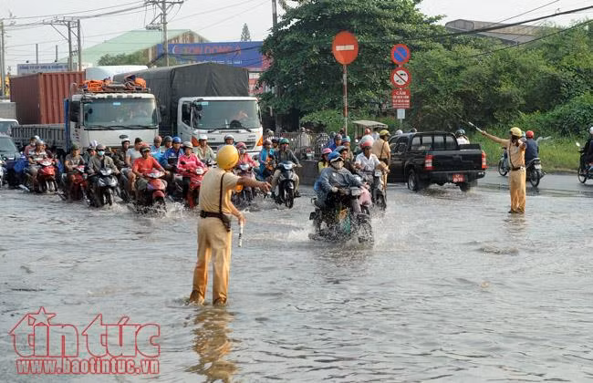 Triều cường gây ngập sâu, kẹt xe nghiêm trọng trên Quốc lộ 1A ảnh 7