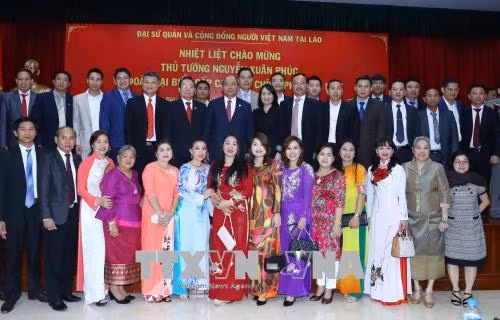 Thủ tướng Nguyễn Xuân Phúc và Thủ tướng Lào vui Tết cộng đồng chào đón Xuân mới ảnh 2