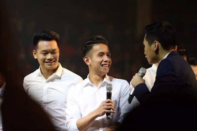 Các cầu thủ U23 Việt Nam đẹp tinh khôi trong màu áo sơ mi trắng ảnh 8