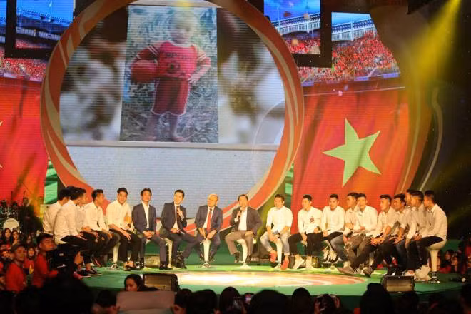 Các cầu thủ U23 Việt Nam đẹp tinh khôi trong màu áo sơ mi trắng ảnh 11