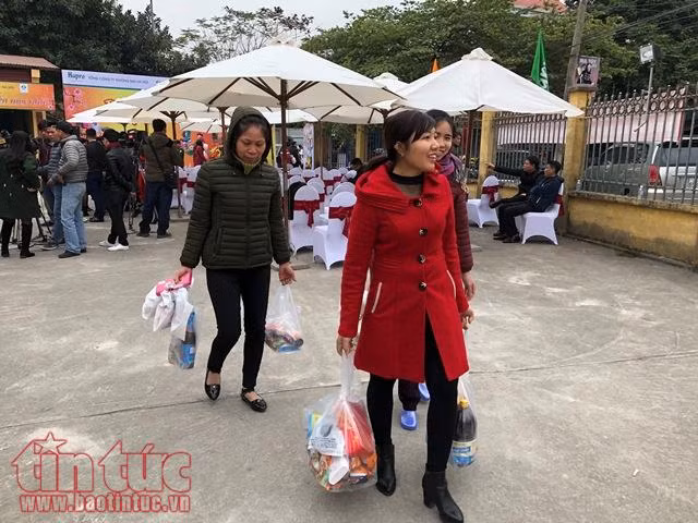 Cười tươi rói khuân mì chính, nước mắm về nhà đón Tết ảnh 5
