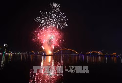 Đà Nẵng bắn pháo hoa chào đón Năm mới 2018 ảnh 3