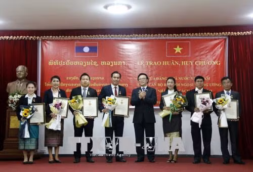 Trao Huân, Huy chương cho 17 cán bộ Ban Đối ngoại Trung ương Đảng NDCM Lào ảnh 1