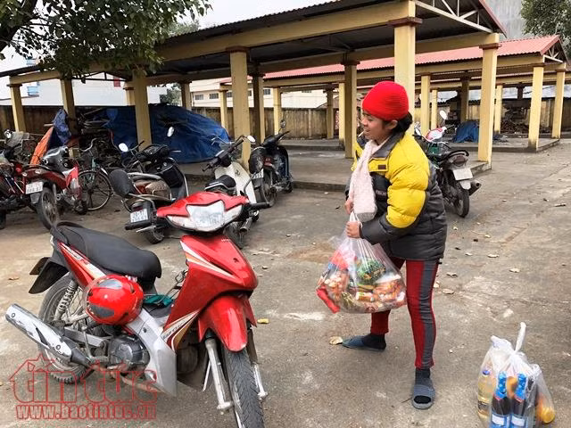 Cười tươi rói khuân mì chính, nước mắm về nhà đón Tết ảnh 2