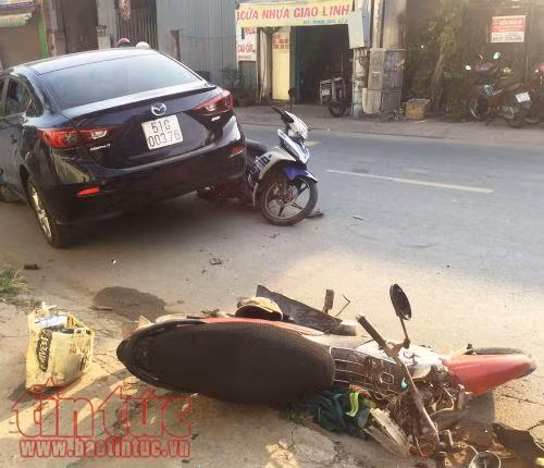Ô tô lao qua đường ngược chiều tông hàng loạt xe máy, 3 người bị thương ảnh 1