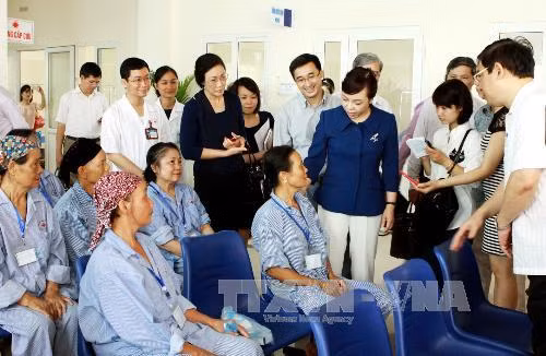 Phấn đấu đến năm 2020 không còn quá tải bệnh viện ảnh 2