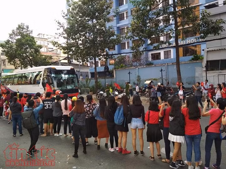 Hàng ngàn người hâm mộ 'rồng rắn' chờ đợi giao lưu với U23 Việt Nam ảnh 11