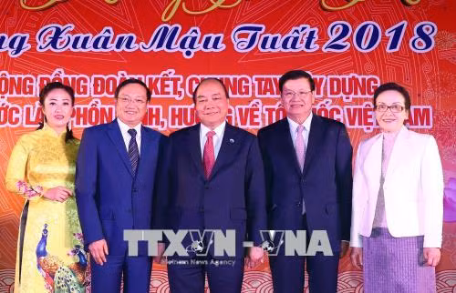 Thủ tướng Nguyễn Xuân Phúc và Thủ tướng Lào vui Tết cộng đồng chào đón Xuân mới ảnh 1