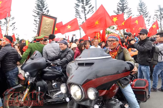 Dàn mô tô 'khủng' đón đoàn U23 Viêt Nam ảnh 6