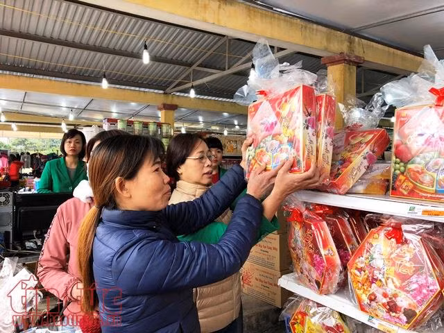 Cười tươi rói khuân mì chính, nước mắm về nhà đón Tết ảnh 4
