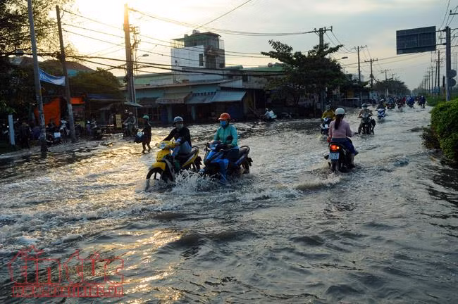 Triều cường gây ngập sâu, kẹt xe nghiêm trọng trên Quốc lộ 1A ảnh 3