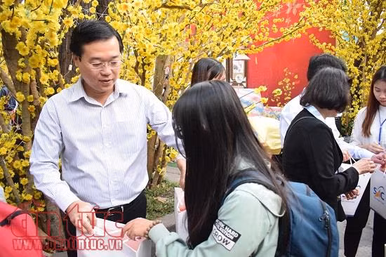 TP Hồ Chí Minh tiễn 3.000 sinh viên có hoàn cảnh khó khăn về quê ăn Tết ảnh 1
