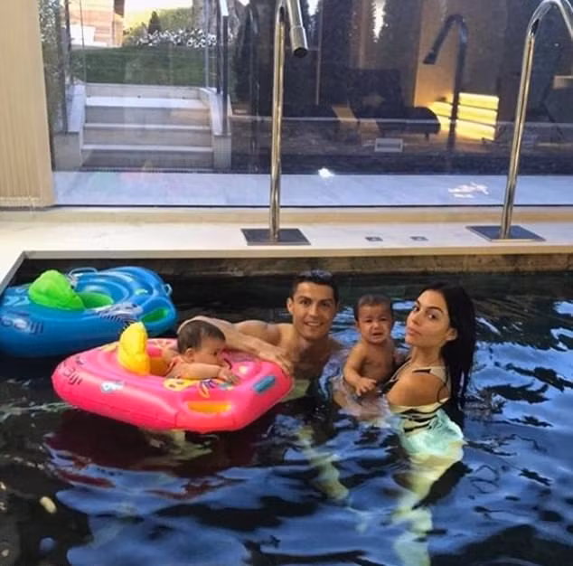 Ngắm bọn trẻ nhà Cristiano Ronaldo đẹp như thiên thần ảnh 3