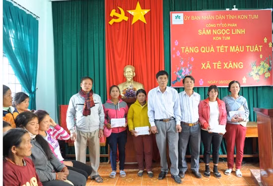 Trao quà tết cho người nghèo Kon Tum ảnh 1