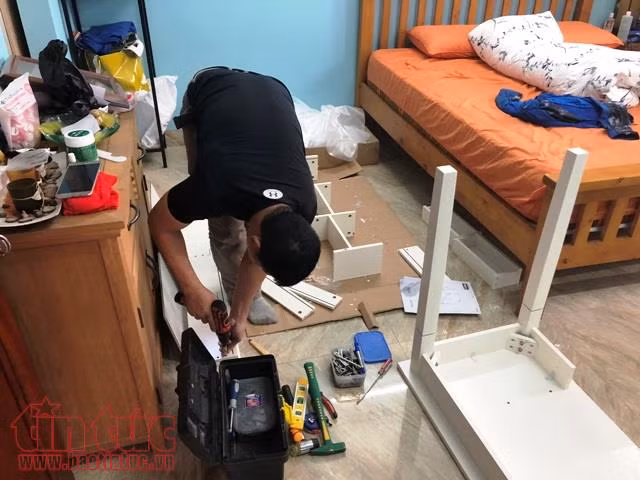 Sát Tết, thợ lắp đồ nội thất 'chạy sô' toát mồ hôi ảnh 1