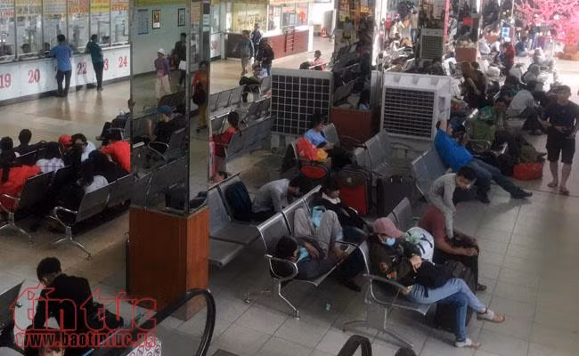 Nhiều tuyến đường TP Hồ Chí Minh ùn tắc những ngày giáp Tết ảnh 4
