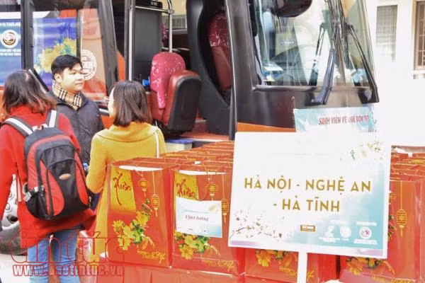 Khoảng 1.000 sinh viên có hoàn cảnh khó khăn đón chuyến xe Xuân về quê ăn Tết ảnh 3