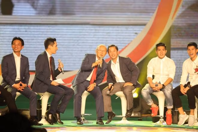 Các cầu thủ U23 Việt Nam đẹp tinh khôi trong màu áo sơ mi trắng ảnh 10