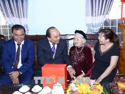 Thủ tướng Nguyễn Xuân Phúc thăm, chúc Tết bà con đồng bào dân tộc thiểu số tại Đắk Lắk ảnh 2