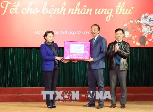 Chủ tịch Quốc hội thăm và trao quà Tết tặng bệnh nhi ung thư ảnh 1