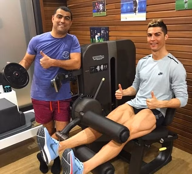 Cũng sinh nhật, Neymar ồn ào còn Ronaldo trầm lắng ảnh 4