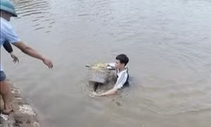 Nam sinh lớp 11 dũng cảm cứu hai em nhỏ rơi xuống sông