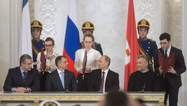 Tổng thống Putin và lãnh đạo Crimea ký hiệp ước sáp nhập ảnh 1