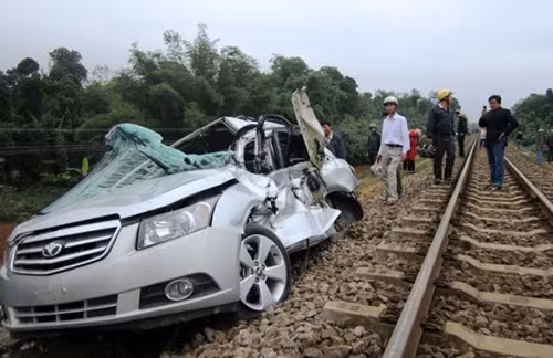 Tàu hỏa đâm nát ô tô, Phó trưởng CA huyện tử vong ảnh 1