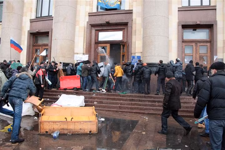 Đụng độ tái diễn ở Ukraine, 2 người chết ảnh 1