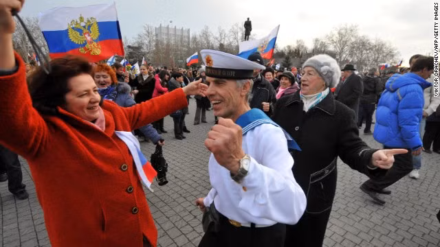 Người Crimea ăn mừng ngay trong đêm ảnh 6