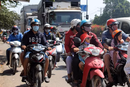 Xe ben ép xe tải chở gạch lật nhào trên QL1 ảnh 2