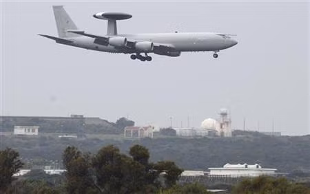 NATO sử dụng máy bay để theo dõi khủng hoảng tại Ukraine ảnh 1