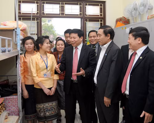 Chủ tịch UBND tỉnh Bắc Ninh thăm, tặng quà học sinh Lào ảnh 2