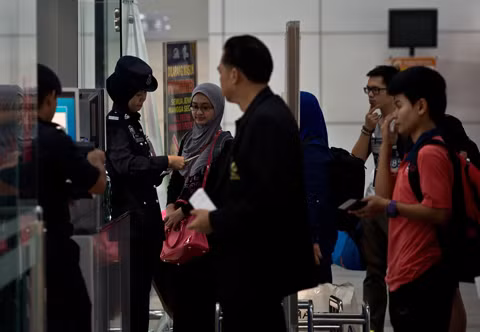 Chỉ 2 người dùng hộ chiếu đánh cắp trên máy bay Malaysia ảnh 1