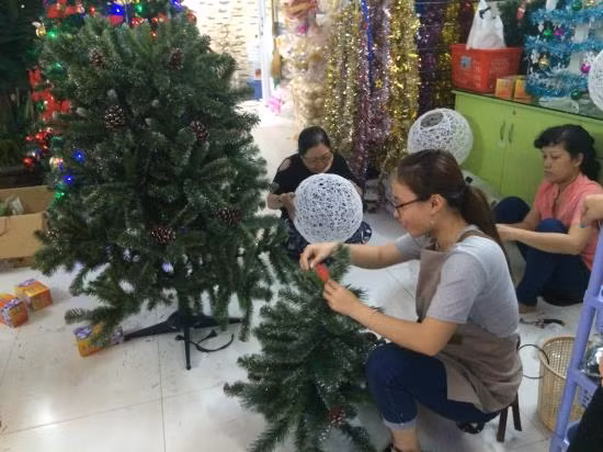 Nhộn nhịp thị trường Giáng sinh tại Thành phố Hồ Chí Minh ảnh 3