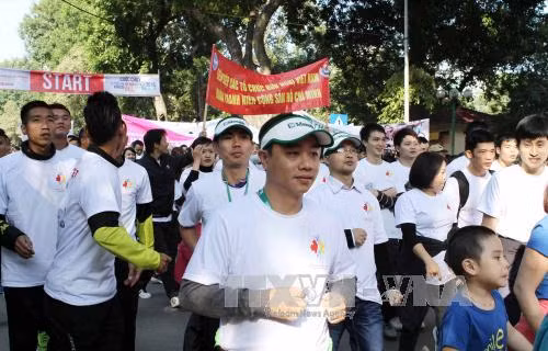 Hơn 10.000 người tham gia "Chạy vì trẻ em Hà Nội” ảnh 1