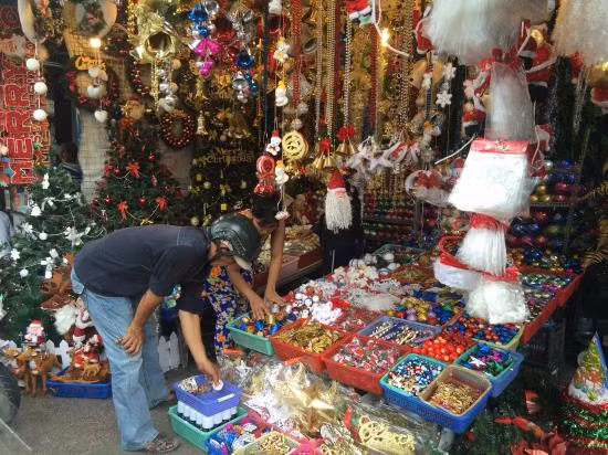 Nhộn nhịp thị trường Giáng sinh tại Thành phố Hồ Chí Minh ảnh 4