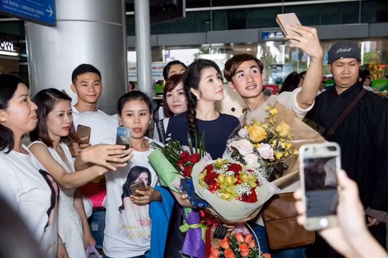 Lý Nhã Kỳ xinh đẹp trong vòng vây fans ở sân bay ảnh 5