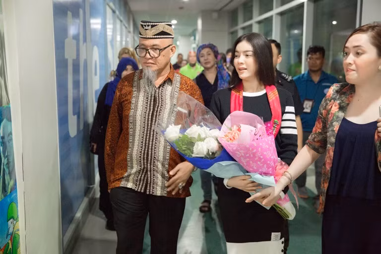 Lý Nhã Kỳ được nhà Vua chào đón nồng nhiệt ảnh 3