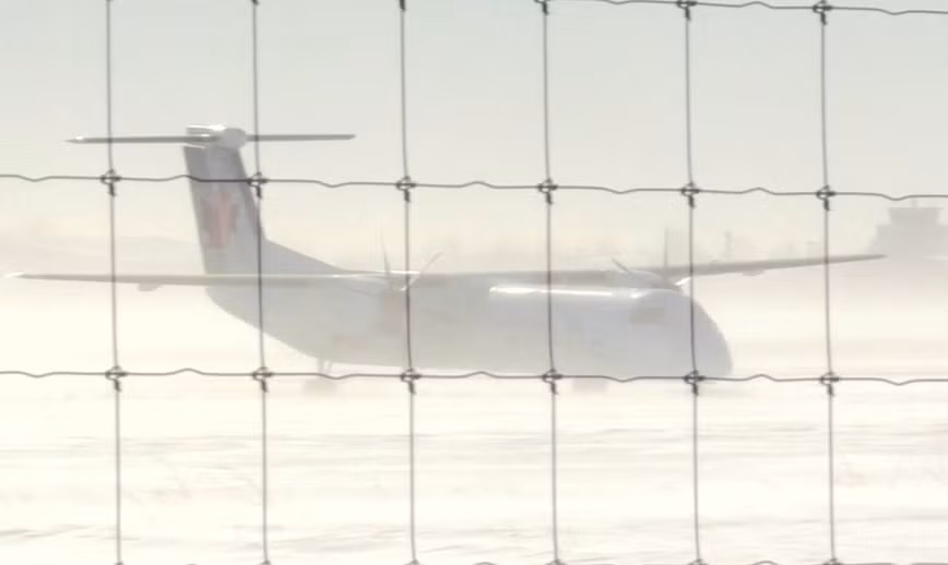 Máy bay của Air Canada trượt khỏi đường băng ảnh 1