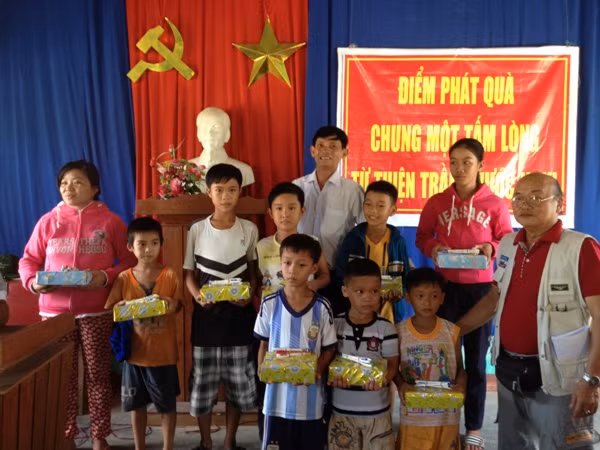 Chia sẻ yêu thương ảnh 1