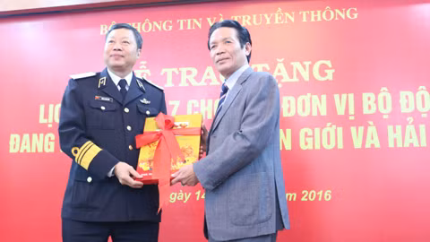 Tặng lịch bloc 2017 cho chiến sĩ biên giới, hải đảo ảnh 1