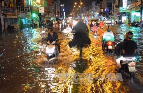 Áp thấp trên Biển Đông di chuyển chậm, Nam Bộ mưa dông mạnh ảnh 1