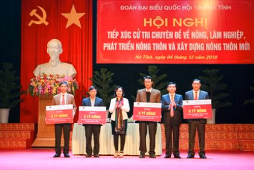 Agribank trao 20 tỷ đồng xây dựng 4 trường học tại Hà Tĩnh ảnh 1