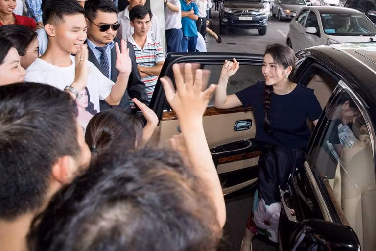 Lý Nhã Kỳ xinh đẹp trong vòng vây fans ở sân bay ảnh 9
