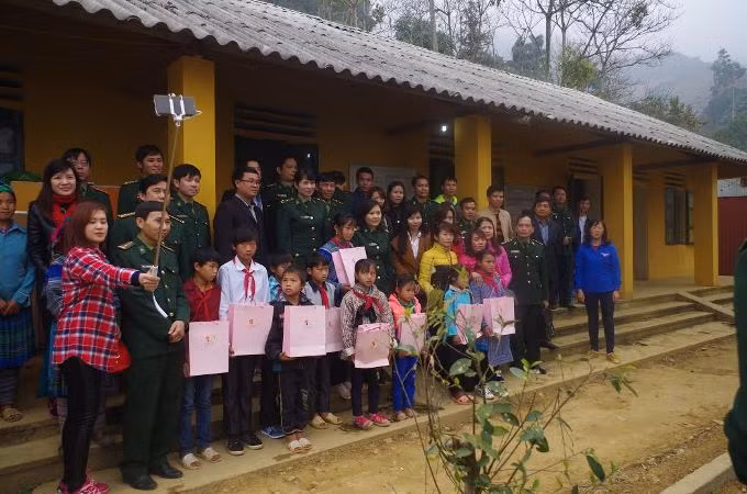 Đỡ đầu trẻ vùng cao đến trường ảnh 1