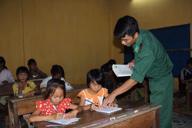 Đỡ đầu trẻ vùng cao đến trường ảnh 3