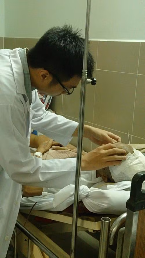 Mổ thành công chấn thương sọ não nặng không gây mê nội khí quản ảnh 2