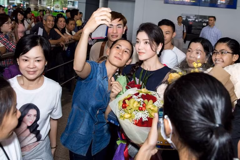 Lý Nhã Kỳ xinh đẹp trong vòng vây fans ở sân bay ảnh 4